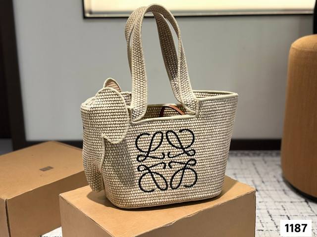 配飞机盒 罗意威大象编织托特包 paulas's 1Biza 夏日海岛系列推出了草编托特包包巧妙融合了托特的商务之前线条和草编的夏日风情 加上Loewe粗体大L