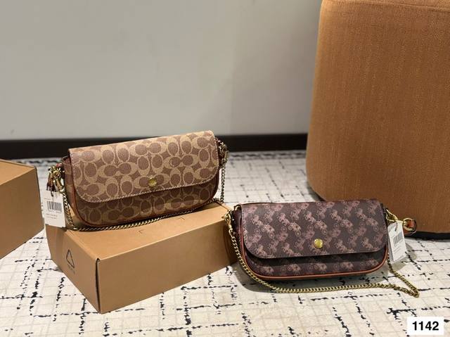 配折叠盒子 蔻驰 Brook法棍包 可腋下可斜挎 大家喜欢马车 老花还是纯色 尺寸 24 13