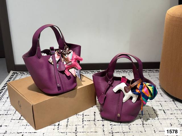 折叠盒 头层牛皮 如果出门仅可以带一个包包 那必然是爱马仕菜篮子奢侈品中的经典之作 春夏系列大号 代购版 爱马仕 如图配置 包身日本Zp 五金及印刻国内组装 媲