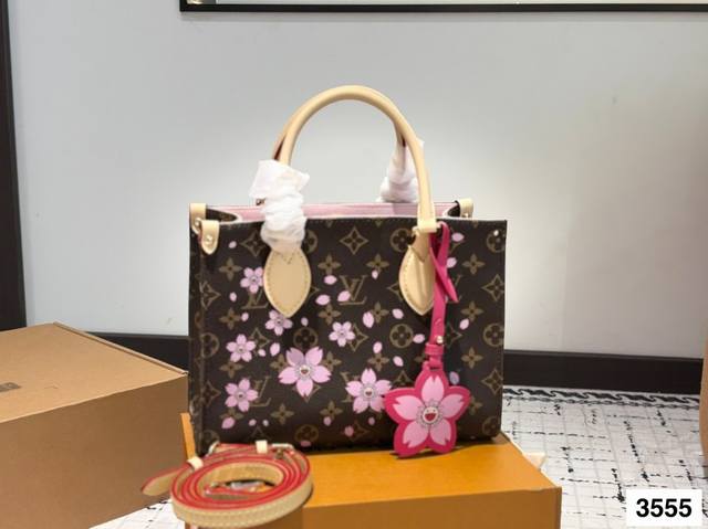 樱花限定 size 25*20Cm 万众期待的 l家 Onthego小号 终于梦想成真了 小个子姐妹看过来 这个小号托特就是你的本命包