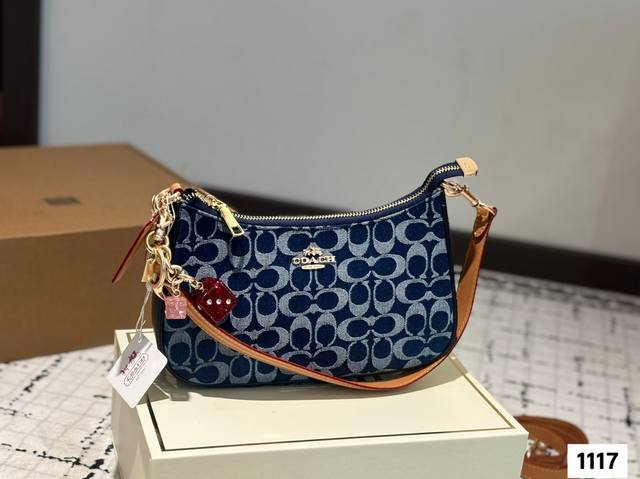 全套包装 size 24*13Cm c家 麻将包 腋下包 复刻版 小小的身体 大大的容量 渠道货很难得哦 搜索Coach 麻将包