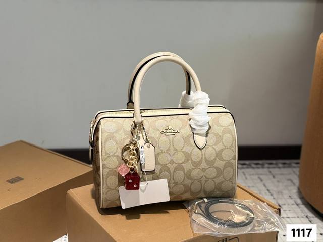 配挂件 配盒子 蔻驰枕头包出货 专柜同步 最新款 超级实用的款式 手提 斜挎多用款 原版电镀五金带Logo 超级大牌 内衬Logo时尚百搭款式 不挑年龄段 喜欢