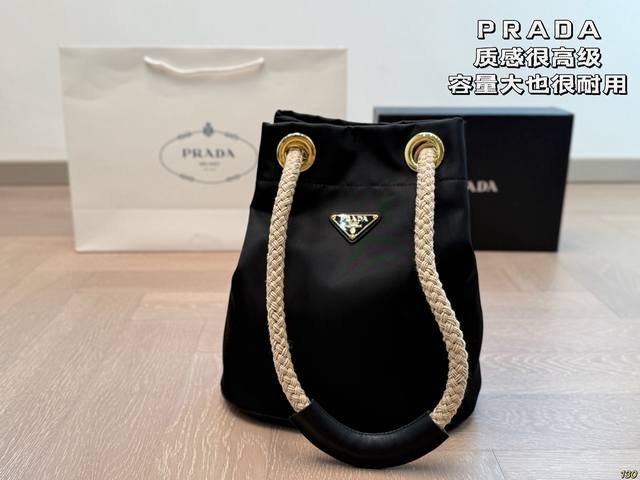 配盒 普拉达prada 质感很高级 容量超级大也很耐用 日常出街背它回头率百分百 就是这种随性慵懒感 尺寸23 26