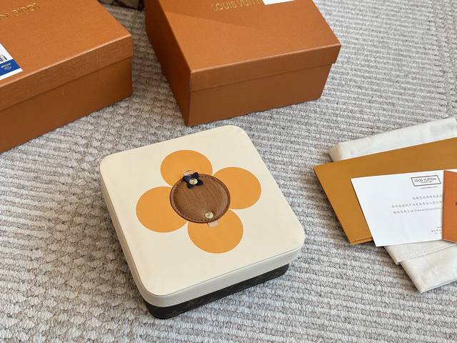 lv方形礼盒收纳盒 可做首饰盒 糖果盒 珠宝首饰的归宿 这只不只是老花盒子 还有彩绘拼色 你是否厌倦了那些千篇一律的珠宝盒 想要为你的珠宝找一个既独特又充满艺术