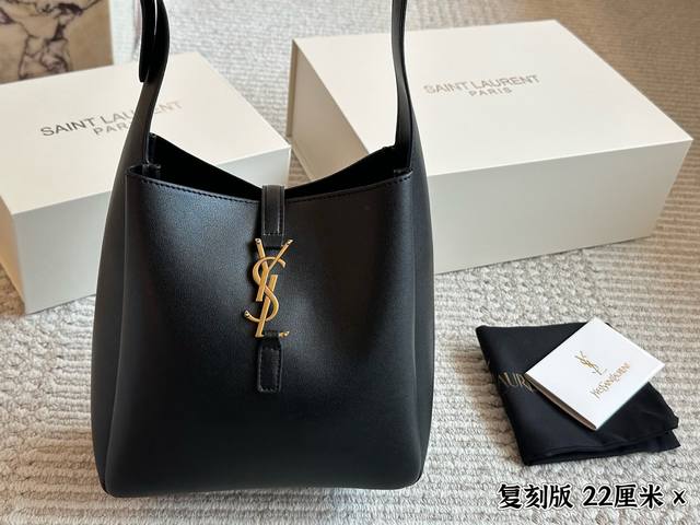 复刻版 全套包装 size 21*22Cm ysl Rose Hobo腋下包 下一个爆款就它啦 轻巧又充满时尚感 真的是巨好背