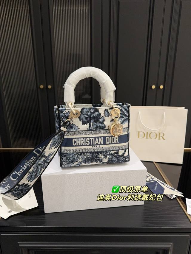 顶级原单 配折叠盒尺寸24.19 迪奥Dior刺绣戴妃包 戴妃跟刺绣的搭配也太好看了吧 刺绣优雅的精致感简直能让我美的走不动道 随便一搭配就是千金小姐的既视感呐 顶级原单 配折叠盒尺寸24.19 迪奥Dior刺绣戴妃包 戴妃跟刺绣的搭配也太好看了吧 刺绣优雅的精致感简直能让我美的走不动道 随便一搭配就是千金小姐的既视感呐