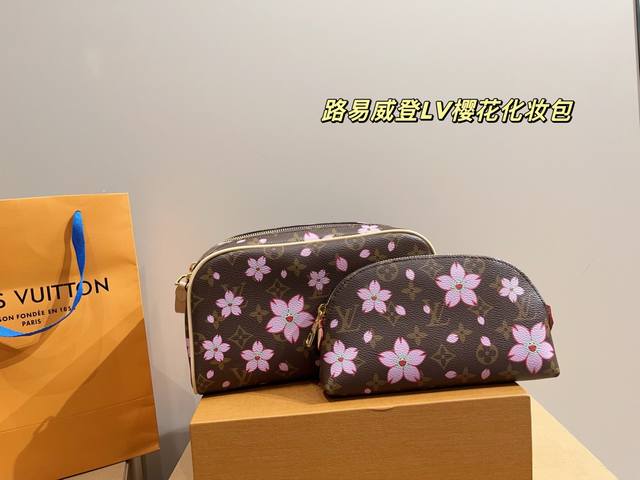 配盒尺寸26.14 路易威登Lv樱花化妆包 限定樱花款来袭 很实用适中的尺寸日常各种穿搭甚至上班通勤都可以满足的百搭神器 采用中间凹陷两头尖的牛角设计 完美贴合
