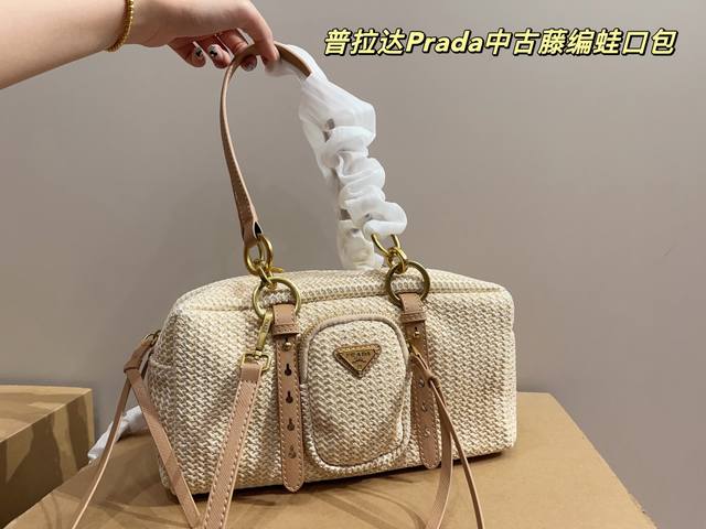 配盒尺寸29.15 普拉达prada中古藤编蛙口包 草编刺绣 手提枕头包 新颖的手提镂空设计 今年新款大花真的不要太好看了吧 复古 空间非常大 想装的东西都统统