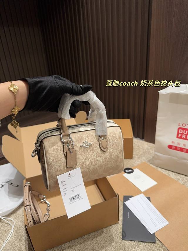 配折叠盒尺寸18.12 蔻驰Coach 奶茶色枕头包 颜色真的好温柔 实物会更好看包包面料质感细腻 整体包皮软度适中有型立体 五金细节 包包容量满足日常的需求