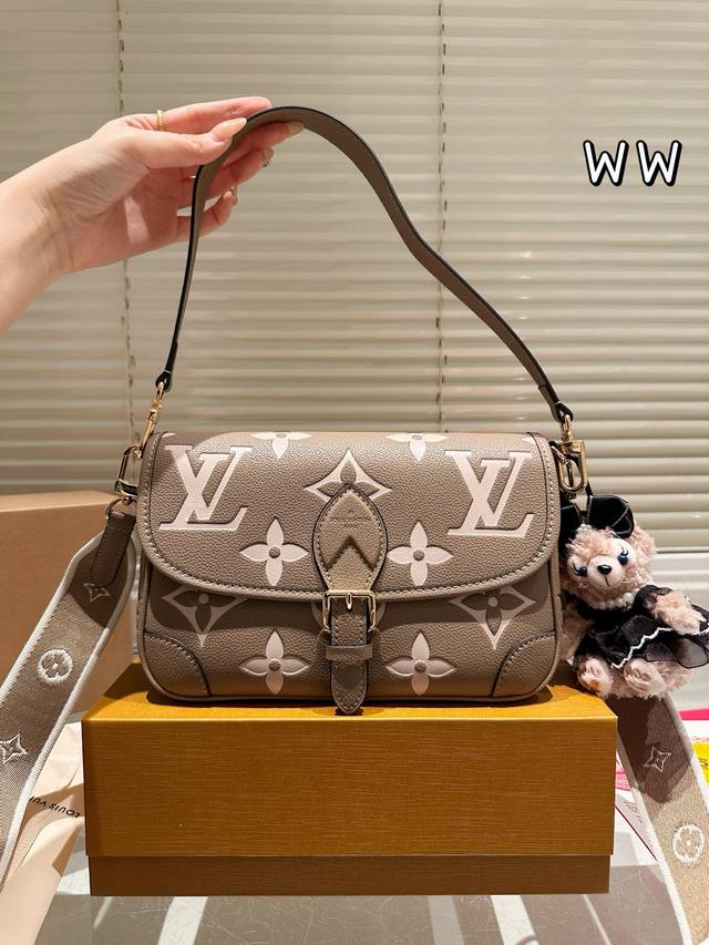 顶级原单 配挂件 lv Diane牛皮腋下法棍包 全钢五金全套礼盒包装 尺寸 25 15Cm