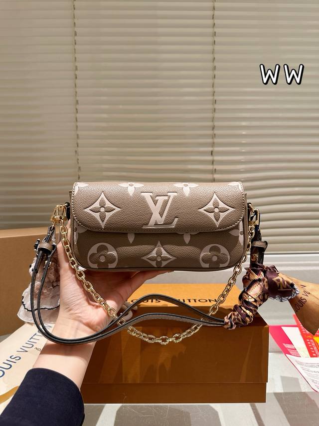 牛皮版本 配挂件 新款 Lv 路易威登 Wallet On Chain Ivy腋下包 尺寸22 13Cm 折叠礼盒飞机盒