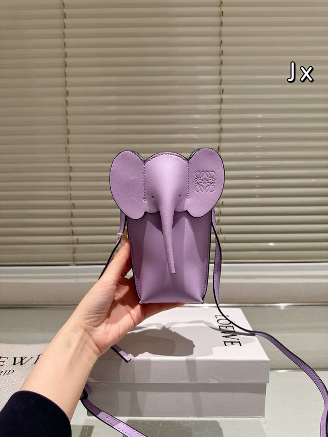 loewe罗意威新款小象手机包值得入手吗 超级卖萌的小象手机包 采用小牛皮制成 可肩背 或斜 挎 调节肩带 除了装可爱之外还可以装手机哦 容量也是杠杠的 尺寸8