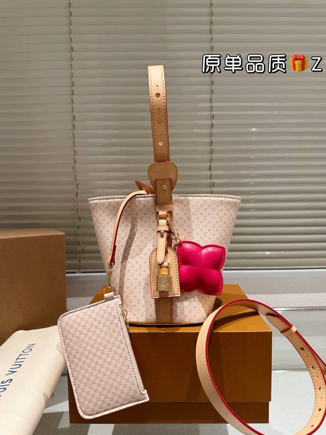 配挂件 配礼盒新品 lv专柜最新款All In Bb手提包 预测即将是下一个大爆款 尺寸17.19