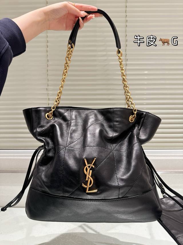 头层皮 ysl新品Jamie手袋 时尚的火花瞬间点燃 手袋的精致设计 不仅能够完美收纳你的日常所需 更是一种生活态度的展现 松弛有度 既不失优雅 又充满个性 尺