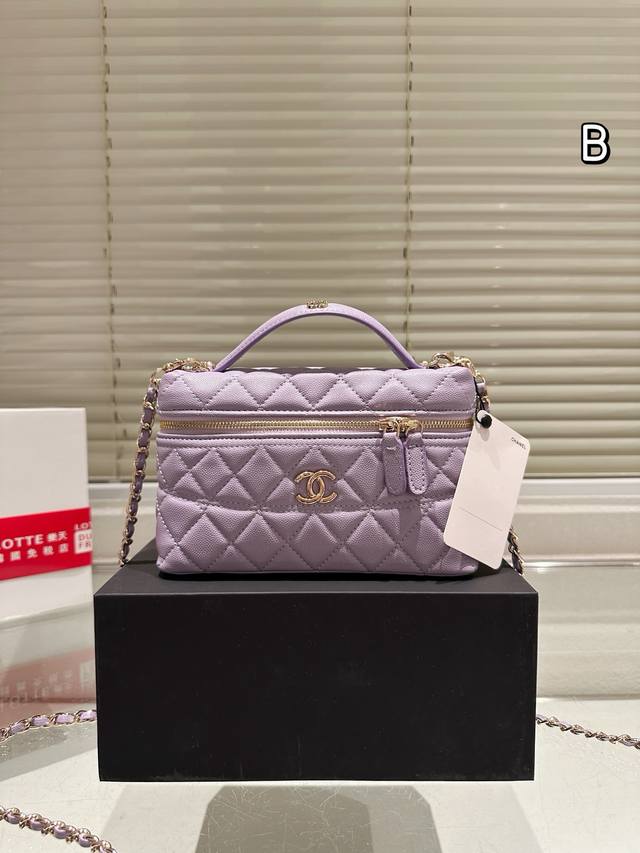 牛皮版本 香奈儿25C手提长盒子化妆包 chanel 25C小球手提长盒子 新元素设计的一款长盒子化妆包 腰身线条感犹如艺术品 让人一见倾心 独特时尚韵味 简直