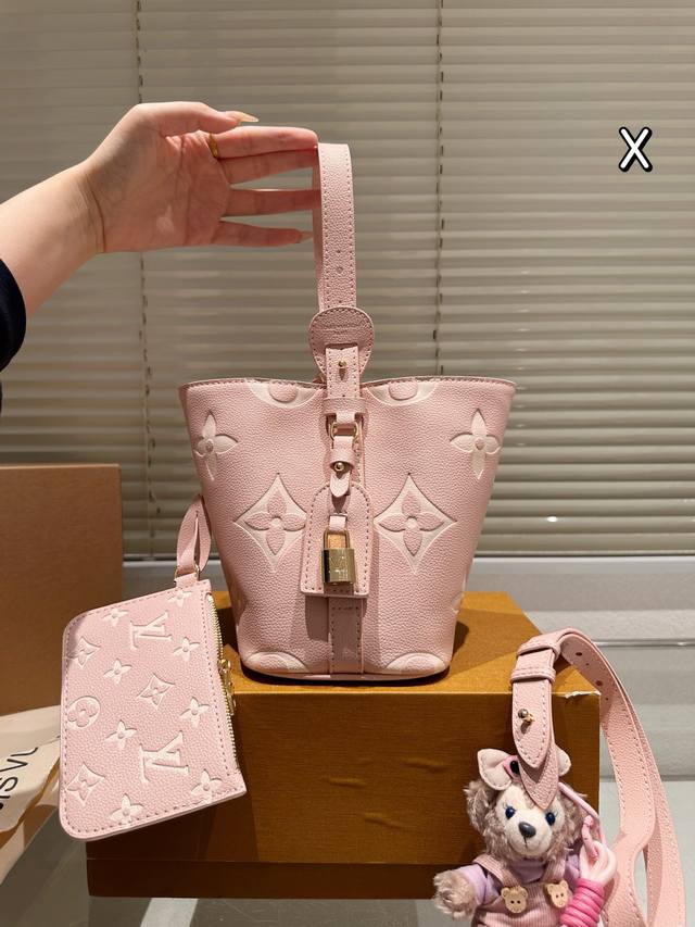 配挂件 lv All Inbb手袋为Monogram牛皮搭配亮泽金属件 以标志性挂锁和名牌彰显经典格调 可调节肩带延续品牌制箱传承 皮革肩带增添斜挎和肩背选择