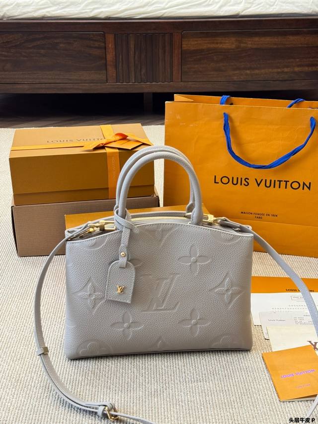 头层牛皮 lv palais 老花全皮 手提斜挎包 有点雾霾灰的感觉 低调百搭不撞款 不像经典老花那么高调 又比纯黑多了一丝温柔感 自带柔光滤镜 随手拎都像贵妇