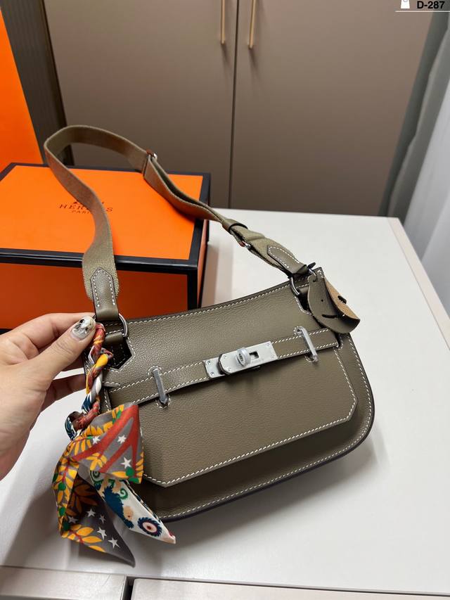 牛皮 hermes吉普赛小众品味天花板Hermes吉普赛相比起Bkc属于小众爱马仕了 背出去比较少见而且超飒单肩斜挎都很好看D-287尺寸13 15折叠盒