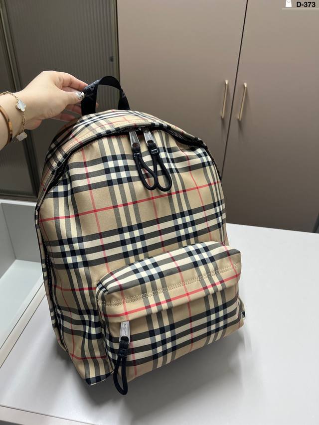 巴宝莉双肩包 又酷又飒的一款 任何风格都可轻松驾驭 d-373尺寸28 38