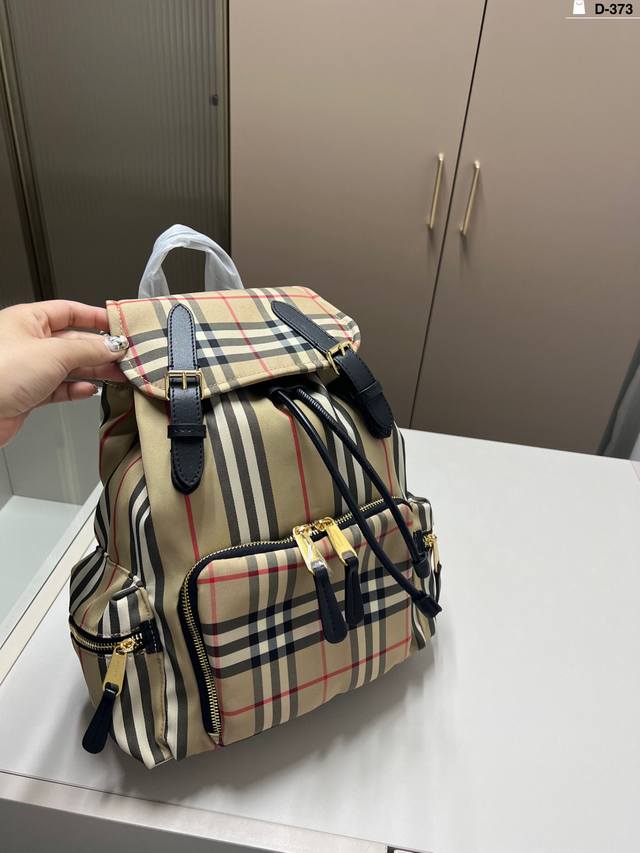 巴宝莉双肩包 又酷又飒的一款 任何风格都可轻松驾驭 d-373尺寸21 32