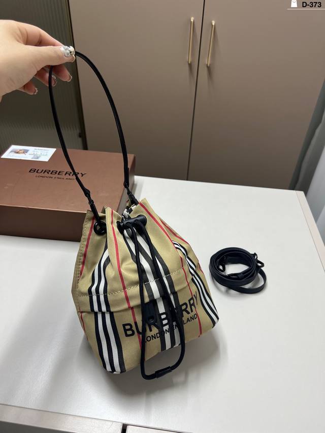 burberry水桶包收纳袋巴宝莉尼龙抽绳小水桶 宝藏包包 时髦精必备 凹造型减龄利器 想不吸睛都行D-373尺寸18 21配盒