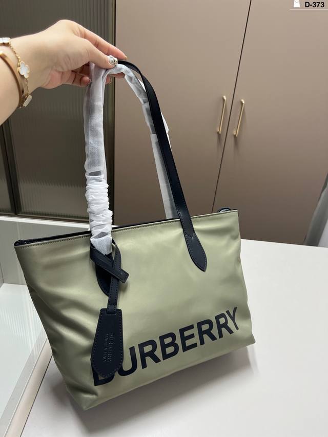 巴宝莉Burberry 尼龙托特包 版型很棒 分量很轻 简单大方 上身好看 穿什么衣服搭配都好看 喜欢的集美不可错过哦 D-373尺寸28 23
