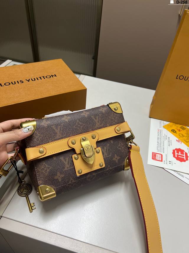 lv软箱子家 Mini Soft Trunk 手袋 此富有魅力的手袋 棱角分明而具优雅内涵 d-258尺寸20 11折叠盒飞机盒 lv软箱子家 Mini Soft Trunk 手袋 此富有魅力的手袋 棱角分明而具优雅内涵 d-258尺寸20 11折叠盒飞机盒