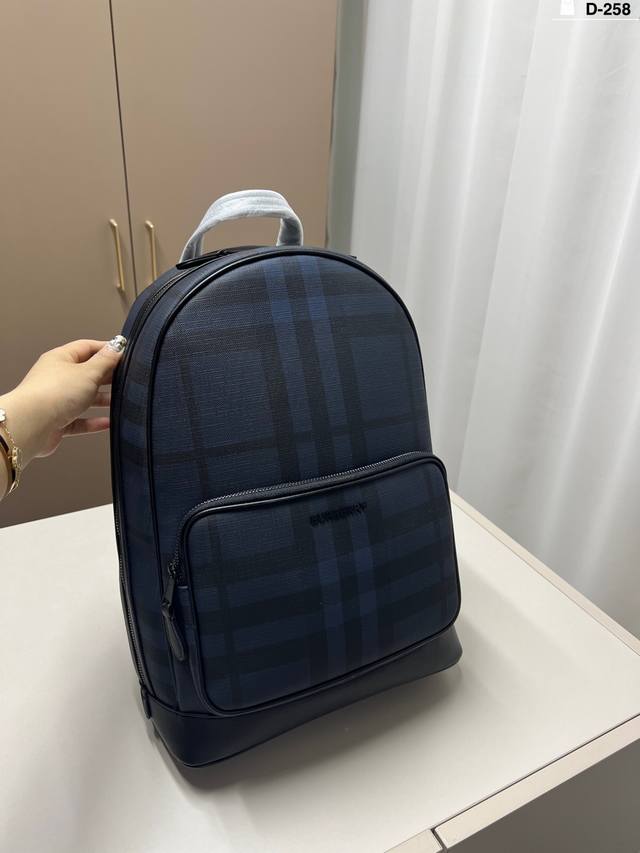 巴宝莉双肩包 又酷又飒的一款 任何风格都可轻松驾驭 d-258尺寸30 38