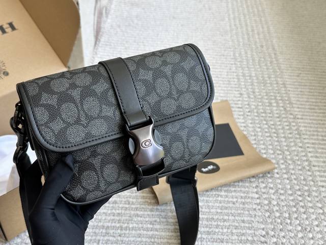 coach 男士迷你信使包怎么又酷又可爱 Coach男士新款 迷你信使包~ 尺寸: 18.5Cm 日常物品都可~图片包装