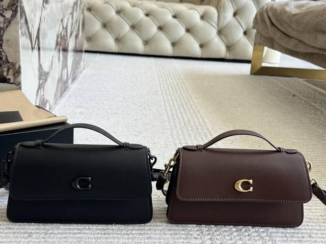 蔻驰 新款 Juno 蔻驰新款腋下法棍包美爆了 这次的 Juno腋下包 又轻又能装 斜背也好看哦24 14Cm图片包装