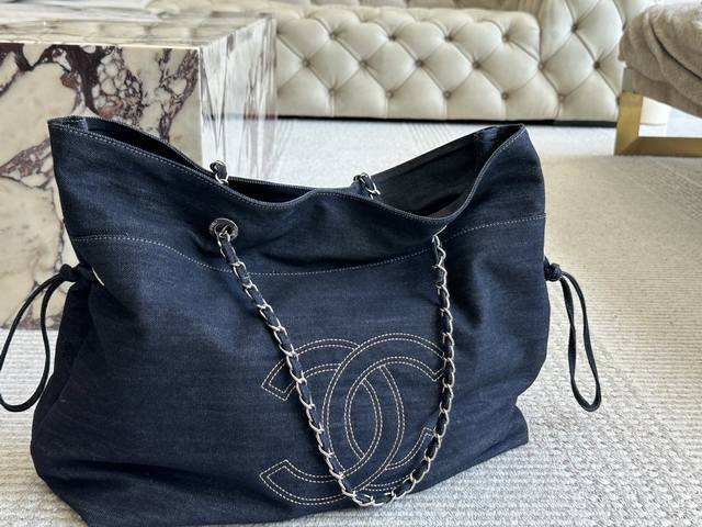 香奈儿中古托特包 chanel这只2Way托特包太棒啦单肩背或者手提着都很好看 包身是带点儿灰调的牛仔 所以不重也耐用 日常通勤放电脑或者出街帅气凹造型都妥妥的