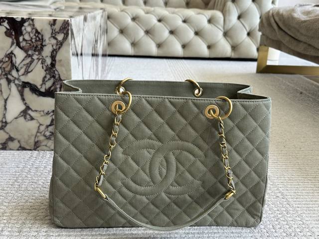 香奈儿中古托特包 chanel这只2Way托特包太棒啦单肩背或者手提着都很好看 包身是带点儿灰调的牛仔 所以不重也耐用 日常通勤放电脑或者出街帅气凹造型都妥妥的