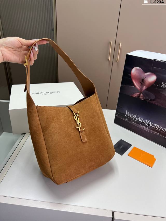 圣罗兰Yslhobo腋下包水桶包 轻巧又充满时尚感 真的是巨好背 l-223A尺寸22 22折叠盒飞机盒