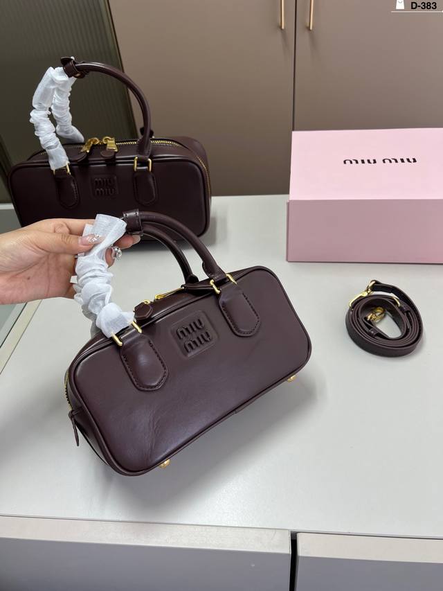 小 miumiu缪缪保龄球包包 可手拎也可斜挎 绝对不是小废包哦容量足足的~~ d-383尺寸22 11 28 12折叠盒
