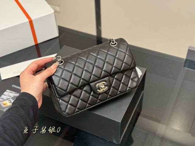 配折叠盒飞机盒 size:23Cm 香奈儿 Cf我们一直很用心在做 秒杀其他市面上的货 顶级原单鱼子酱 很舒服的一种 不管您是谁 稳稳Hold住哦 四季必备单品 配折叠盒飞机盒 size:23Cm 香奈儿 Cf我们一直很用心在做 秒杀其他市面上的货 顶级原单鱼子酱 很舒服的一种 不管您是谁 稳稳Hold住哦 四季必备单品