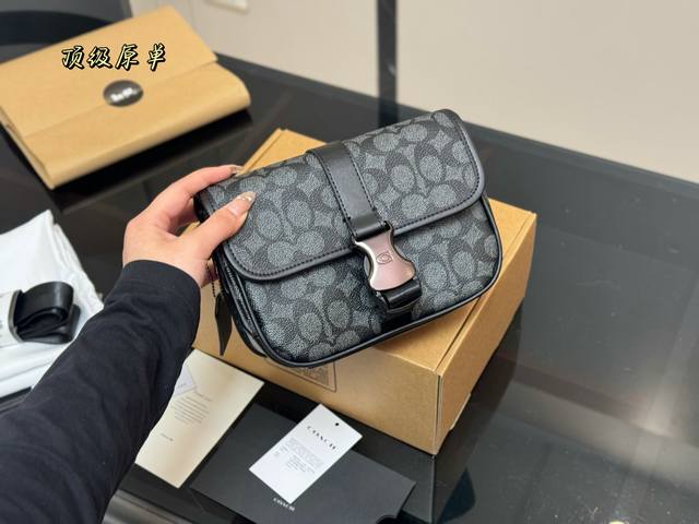 配飞机盒复刻版 size 20.15Cm 蔻驰男士邮差包 台湾进口牛皮 超高清五金Logo标志 专用里内里 直男必备款 这个必须种草