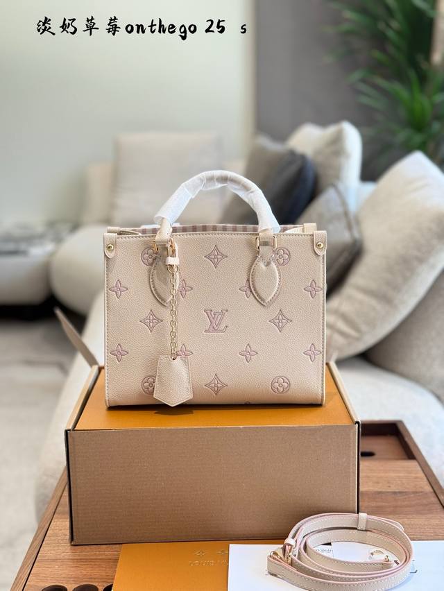 lv 5月新款淡奶草莓Onthego托特包经典包型新配色 托特包真的好好看~ 自带挂件超适合小甜妹 手拎单肩斜挎都可以~25Cm配盒子