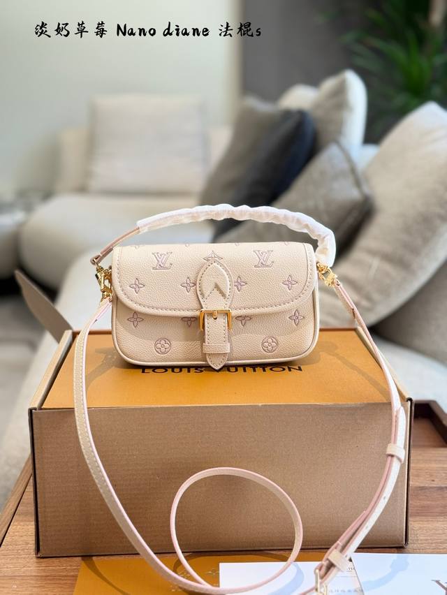 lv 淡奶草莓Nano Diane迷你法棍是谁要看这个迷你小法棍来的 这不就是说来就来~ 超级清新淡雅可爱的小包包 手拎单肩斜挎都能轻松驾驭是适合夏天的小包包