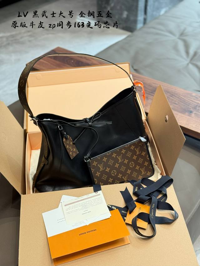 原版牛皮 谁不想拥有一个Lv新款All Dark Carryall啊...这个真的值得冲全黑羊皮.材质+老花肩带点缀 垂坠感超级好 直接拿捏松弛感慵懒随性百看不