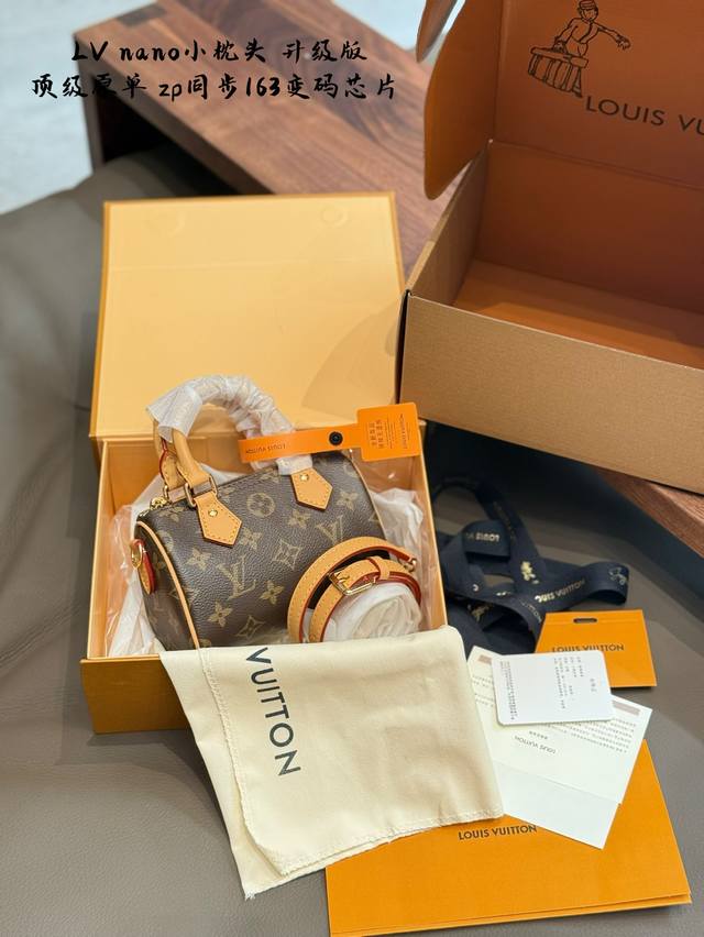 lv包包 升级版163变码芯片 被疯抢的Lv老花Speedy Nano,迷你枕头包美到犯规~别看它小巧 手机 口红啥的都能装 肩带可调节 单肩斜挎都超有范儿 这