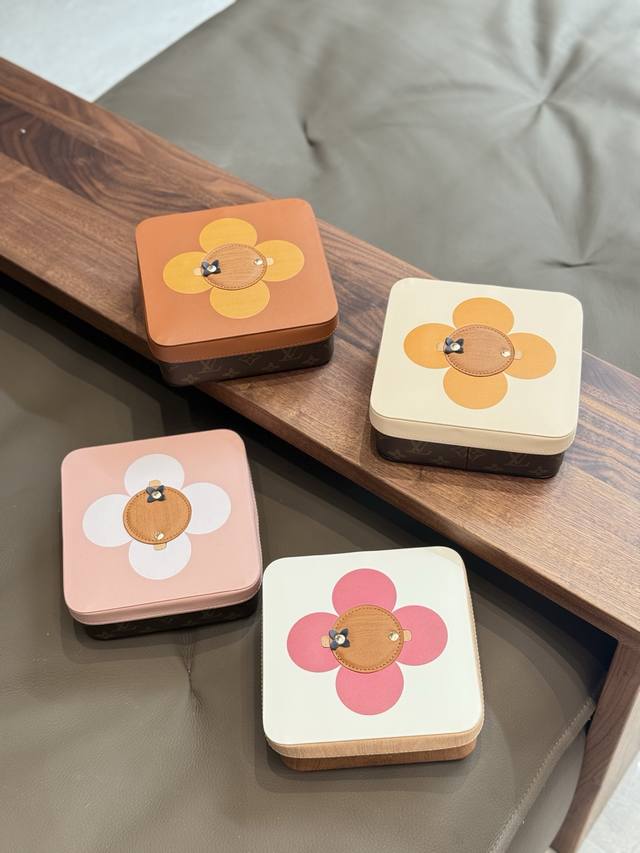 这些小盒盒子真的好看 #首饰盒#礼品盒#首 饰盒收纳Lv太阳花小人方形礼盒收纳盒 可做首饰盒 糖果盒 珠宝首饰的归宿 这只不.只是老花盒子 还有彩绘拼色 你是否