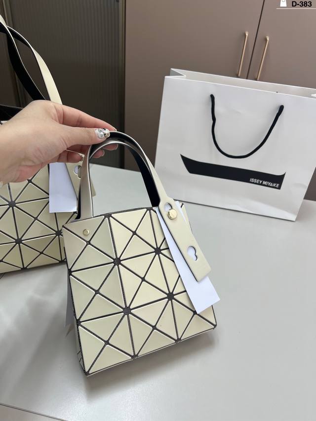 小 三宅一生购物袋 太适合夏天啦 又轻又方便小清新~ d-383尺寸17 20 23 28