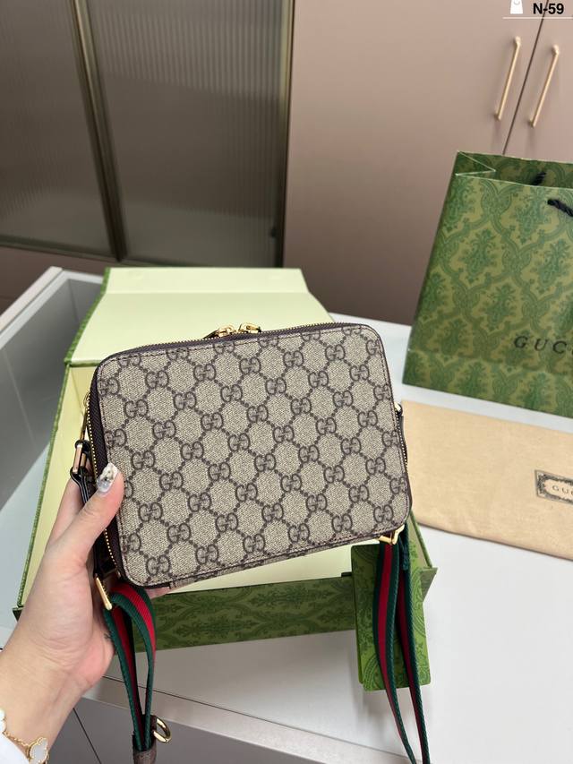 酷奇Gucci 男士豆腐包 肩背斜挎都可以 男生的福利哦 n-59尺寸20 15折叠盒 酷奇Gucci 男士豆腐包 肩背斜挎都可以 男生的福利哦 n-59尺寸20 15折叠盒