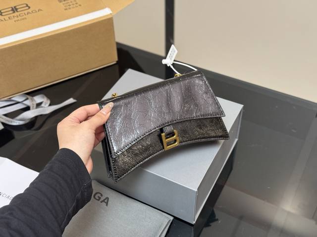 配盒牛皮 size 21.11Cm crush直击我的心 巴黎世家新款包包 crush真的太高级了吧 材质摸起来超级舒服~ 软Fufu的颜值很高