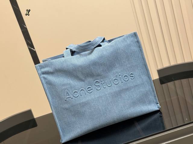 亚历山大王 Ryan托特包 满满的高级感 质感很高级 容量超级大也很耐用 日常出街背它回头率百分百 就是这种随性慵懒感 尺寸:46.36Cm