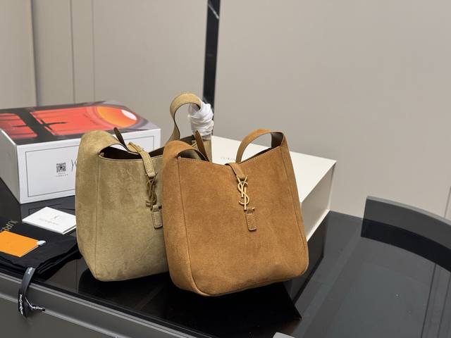 配折叠盒飞机盒 ysl圣罗兰水桶Hobo saint Laurent将于本月陆续上新 延续Ysl女郎的优雅独立气质 全新Gaby手袋采用 尺寸: 21.21Cm