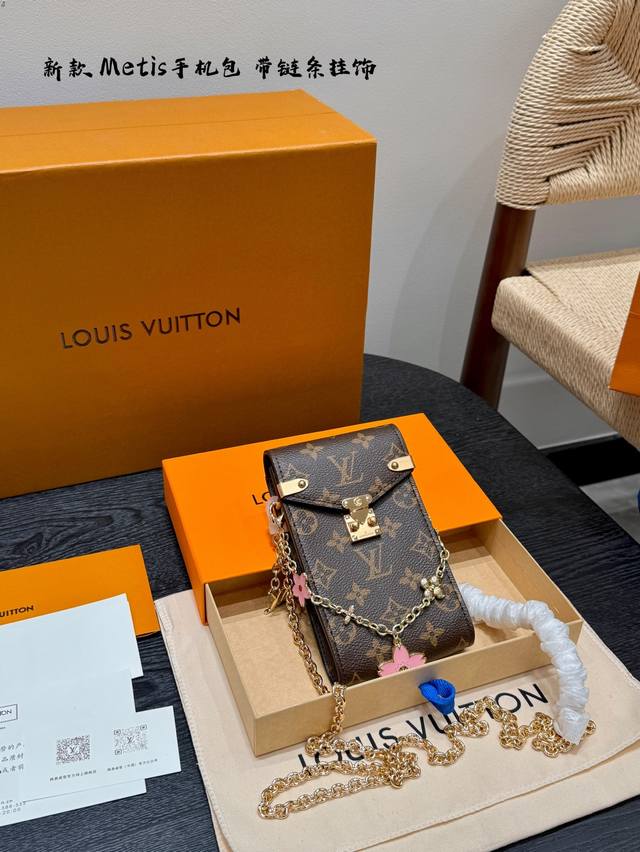 全套礼盒包装 高品质复刻 动态芯片 钢五金 搭配新款链条挂饰 可腋下 lv 链条Woc 手机包 lv 村上隆联名款 老花新款Metis手机包 黑白三彩首发实拍分
