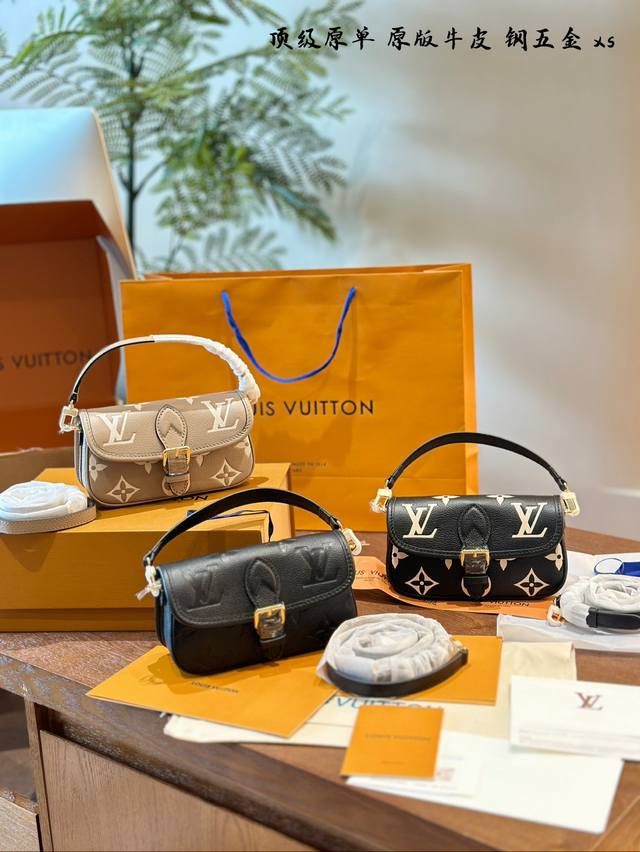 法棍迷你 采用全头 层牛皮制作 Nano Diane 法棍手袋 压花 双色Monogram Empreinte皮革的 Nano Diane是标志性Diane包的