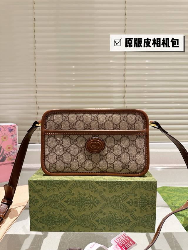原版皮 古驰Gucci新款相机包太好看了吧 古驰Gucci Gg Retro系列的新款的相机包是 年三月初全新上线的款式 男女都可用 配色是米灰色 ,也是肖战和 原版皮 古驰Gucci新款相机包太好看了吧 古驰Gucci Gg Retro系列的新款的相机包是 年三月初全新上线的款式 男女都可用 配色是米灰色 ,也是肖战和