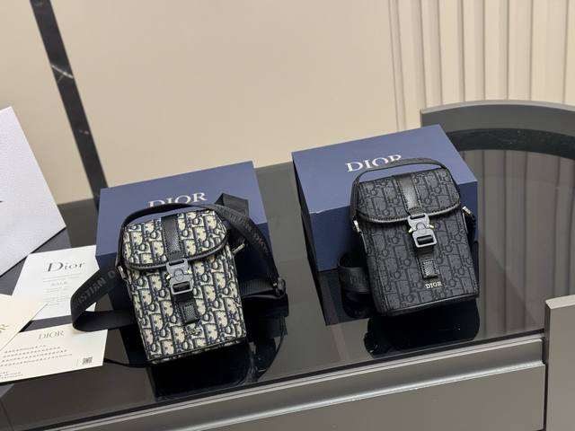 配折叠盒 size 13.18Cm 迪奥 Homme 邮差包 实在帅La 简单有质感的设计 实用又很高级